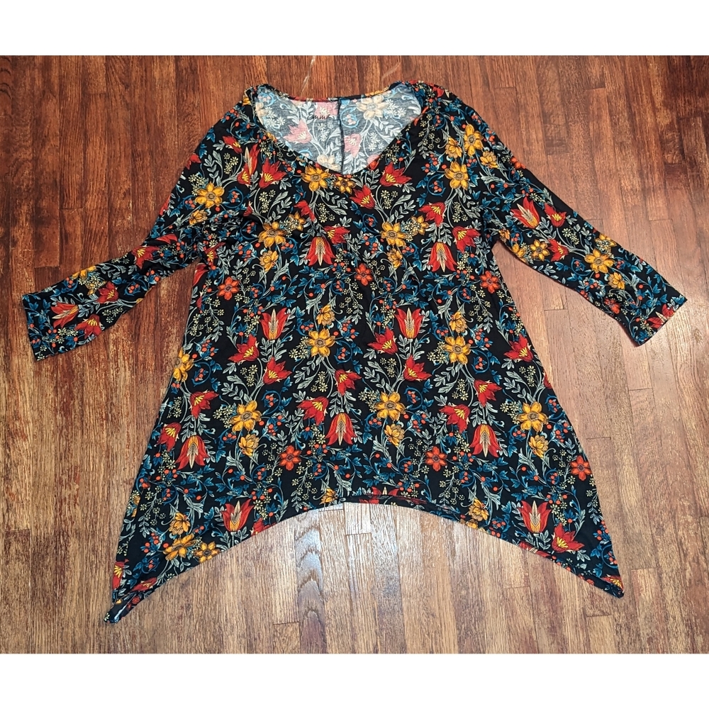 Simply Emma Sears black floral fall autumn waterfall half sleeve v neck shirt
